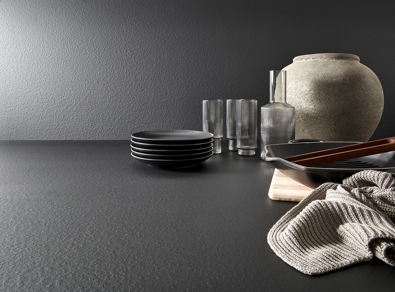 Schwarz matte stukturierte Steinsturktur für besonders robuste Schichtstoff Küchenrückwände