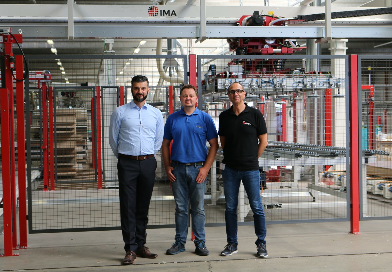 Foto: links: Emin Güner, Betriebsleiter für Holzwerkstoffe, mittig: Tommy Wendler, Lean-Experte; rechts: Cosimo Gianfreda, Vertrieb IMA Schelling Group