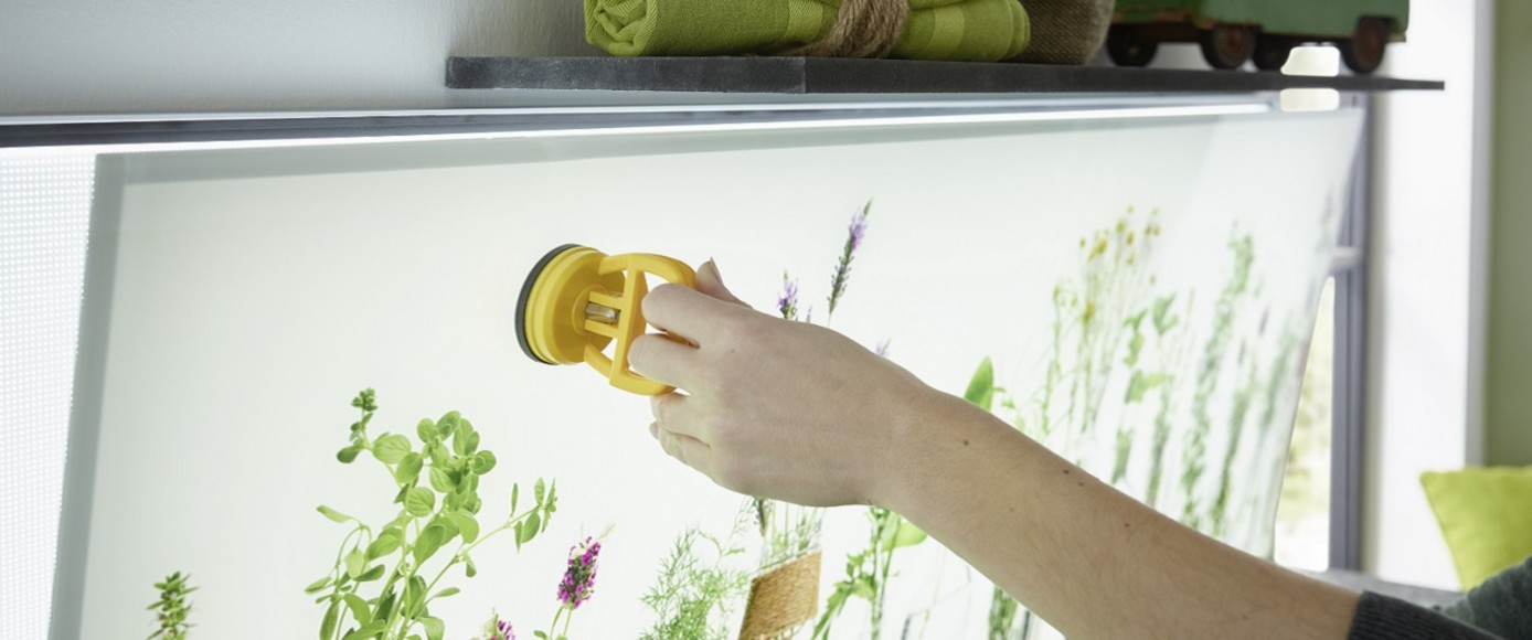 Einfacher Wechsel der Küchenrückwand aus Glas mittels Saugheber