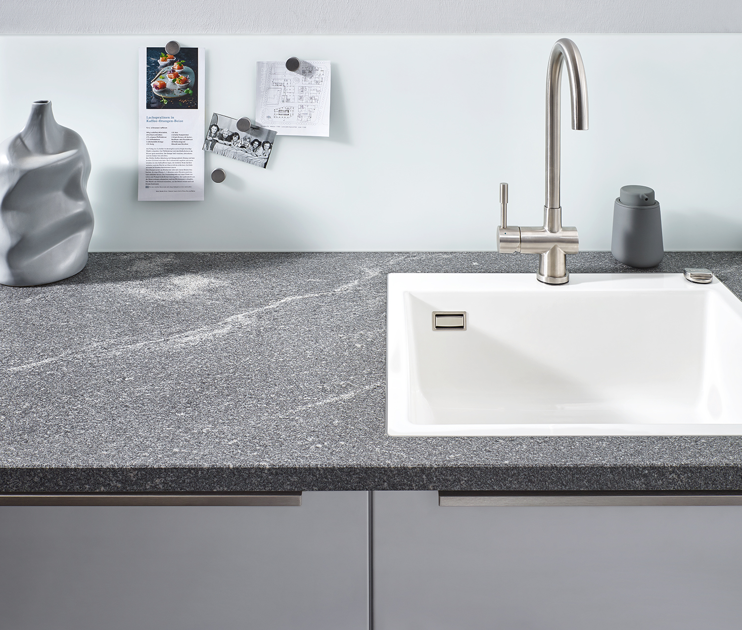 Natursteinarbeitsplatte 015 Elegant grey mit Küchenrückwand 150 Puro