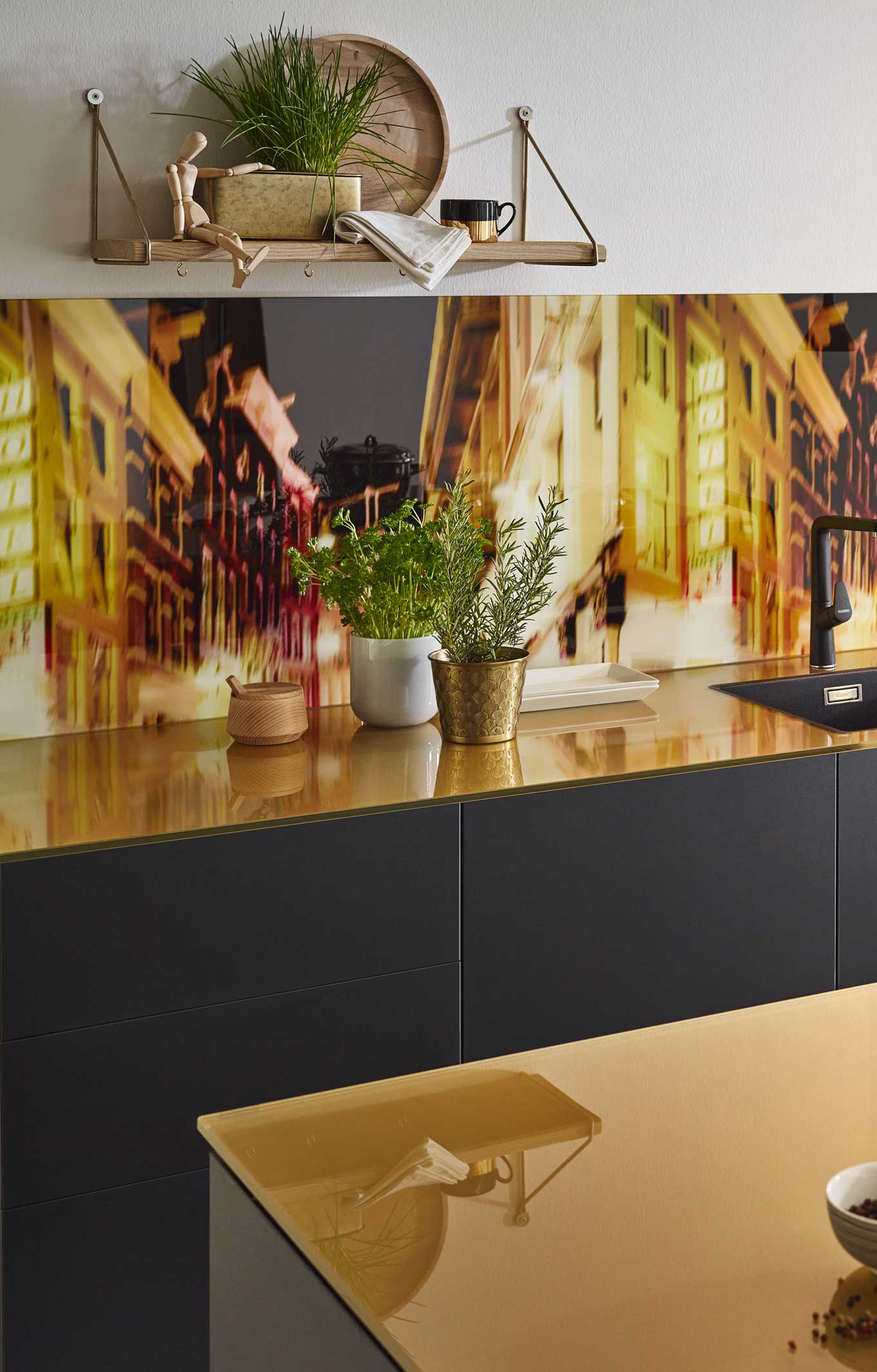 Industrial Stil Küche mit Arbeitsplatte aus Glas im goldenen Dekor 149 Brass und Rückwand im Glasmotiv M64 In the city